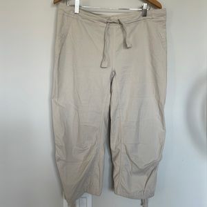 Nike Cropped Pants Sz M (8-10) EUC